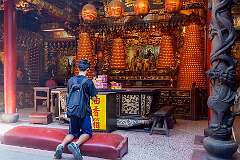 Tainan, Taiwan, 2014 - Praying in the Taoist Tiantan temple (Altar of Heaven), dedicated to the god, commonly known as the Jade Emperor (Yù Huáng).