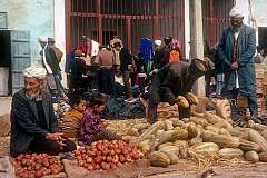 Selling onions and melons on Aqqala market .